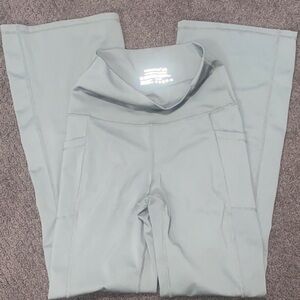 Yogalicious LUX Tribeca 7/8 Flare Pants – Size M